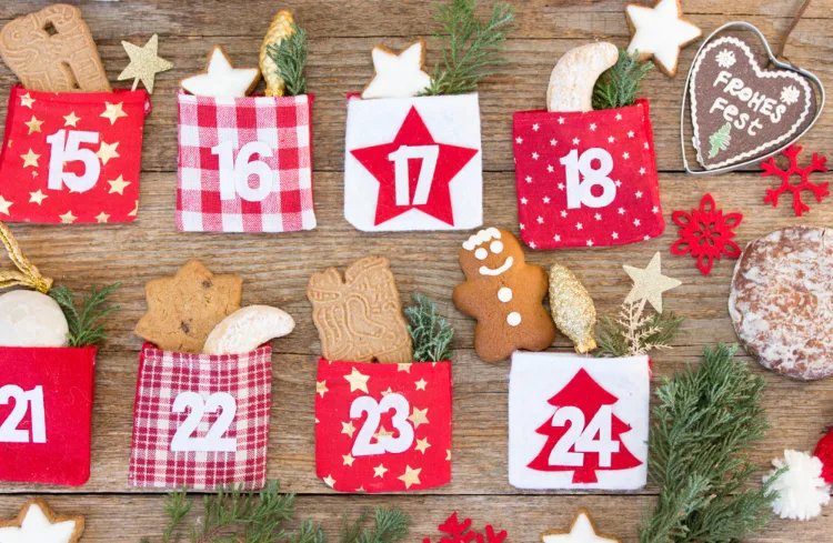 Adventskalender befüllen mit Lebkuchen und Plätzchen 