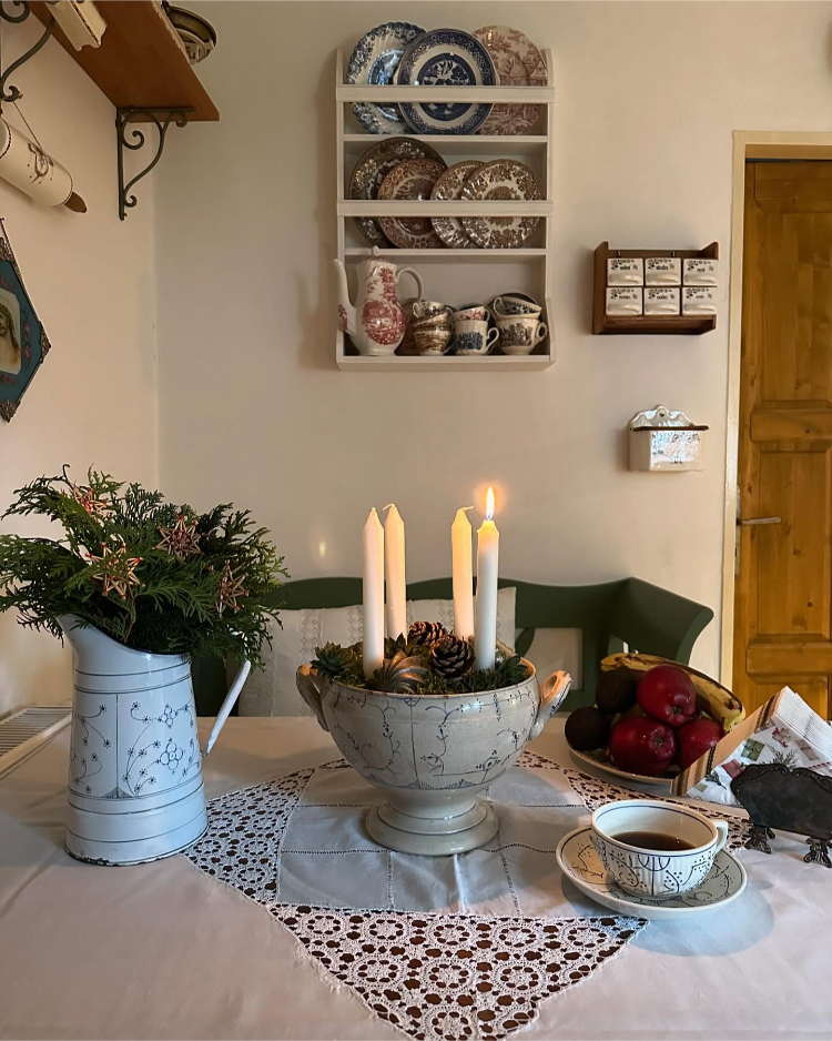 adventskranz in einer suppenterrine arrangieren