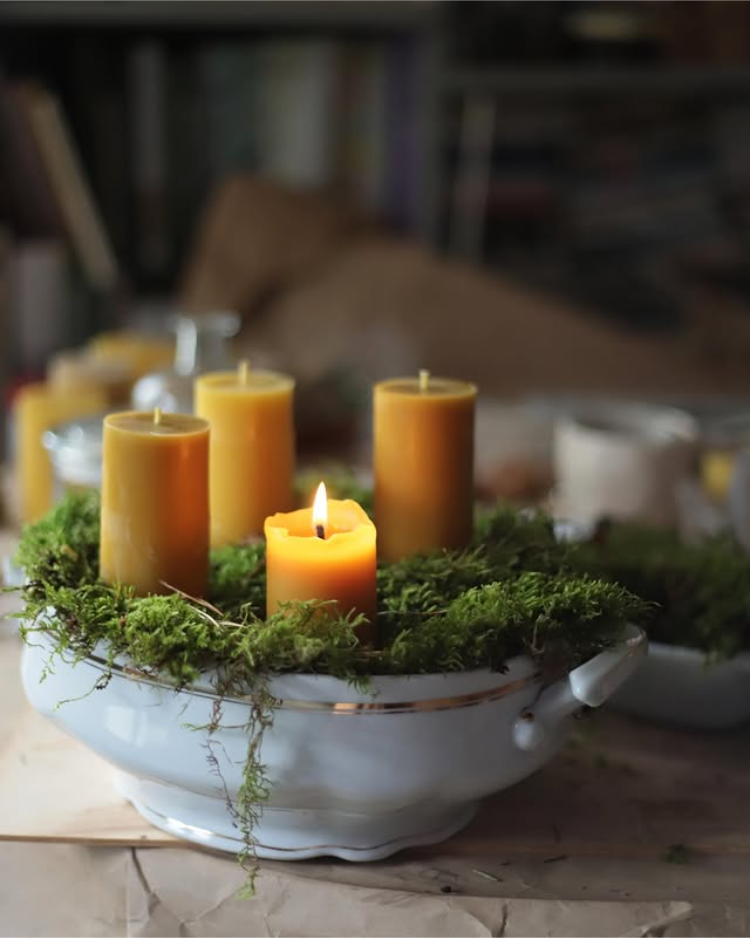 adventskranz in einer suppenterrine