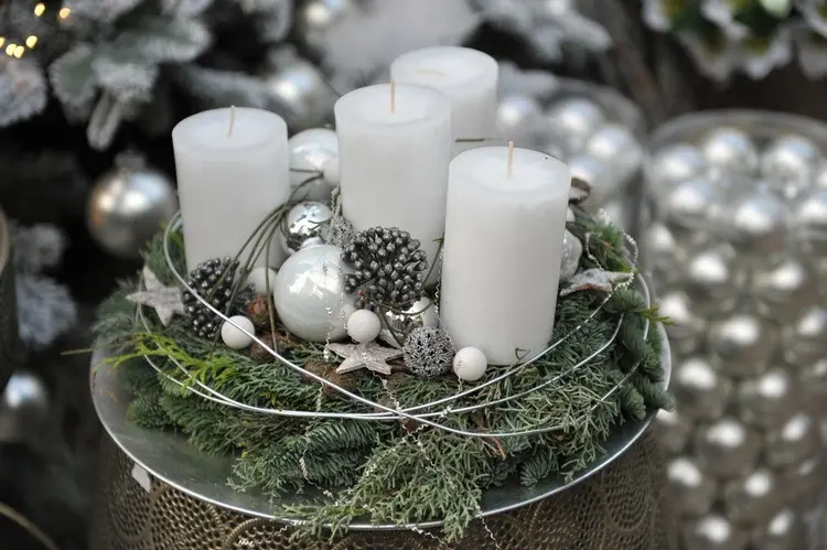 Adventskranz in Silber oder Grau mit weißen Kerzen, Draht und Deko