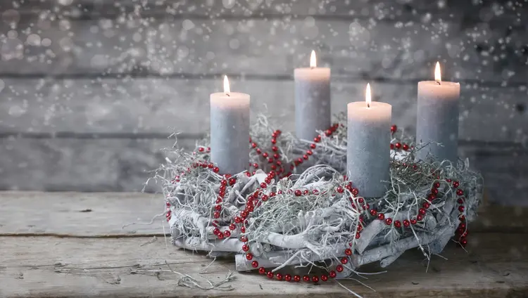 Adventskranz in Weiß aus bemalten Zweigen und roter Perlenkette