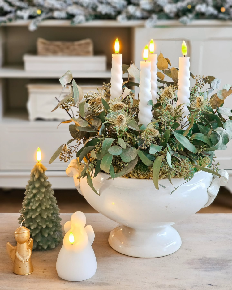 adventskranz mit led kerzen und moos, eukalyptus, disteln
