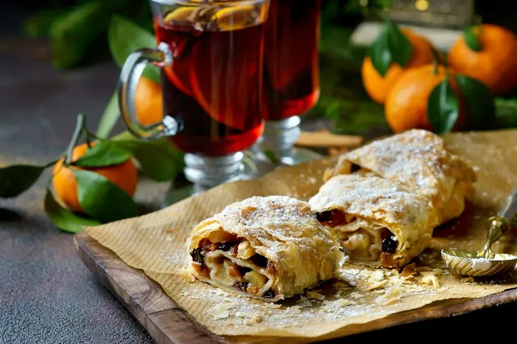 Apfelstrudel als Gebäck zu Glühwein mit saftiger Apfel-Zimt-Füllung und Vanillesoße oder -eis