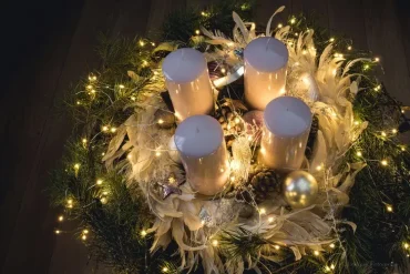 Beleuchteter Adventskranz in Weiß mit Federn, Tannengrün und Lichterkette