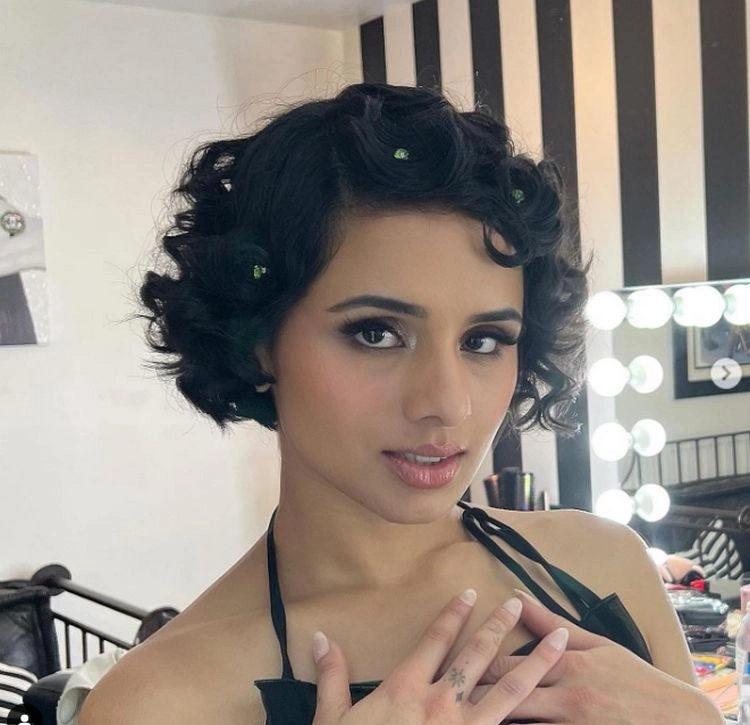 betty boop frisur für welliges haar stylen