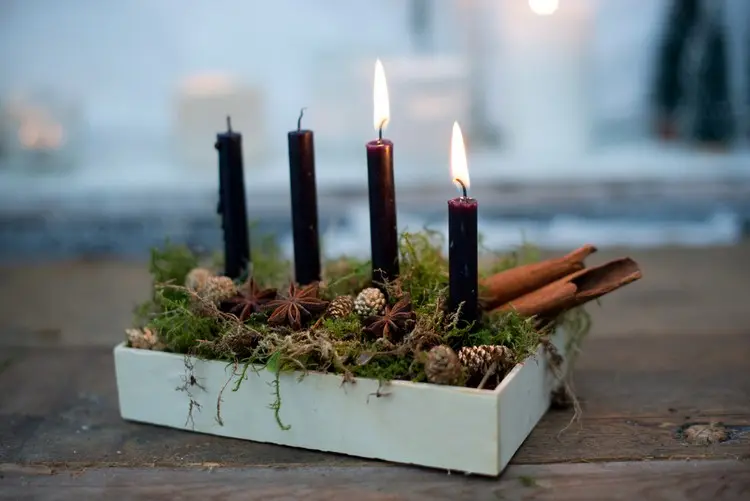 Blitzschneller Adventskranz in einer Holzkiste gestalten mit Moos und Tafelkerzen