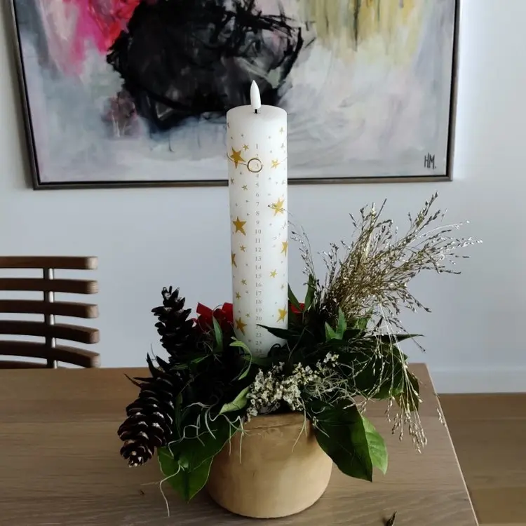 Blumentopf mit kleinem Gesteck und künstlicher Kerze als Adventskalender-Alternative