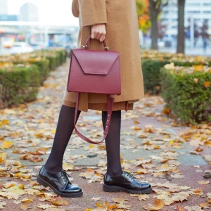 bordeaux tasche und lack loafers akzente setzen mit herbstlichen farbtönen