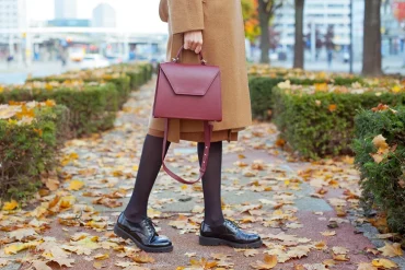 bordeaux tasche und lack loafers akzente setzen mit herbstlichen farbtönen