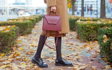 bordeaux tasche und lack loafers akzente setzen mit herbstlichen farbtönen