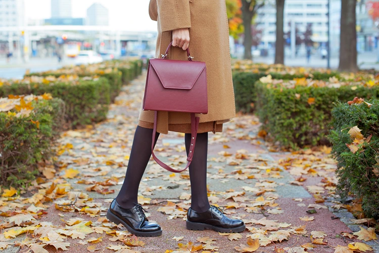 bordeaux tasche und lack loafers akzente setzen mit herbstlichen farbtönen