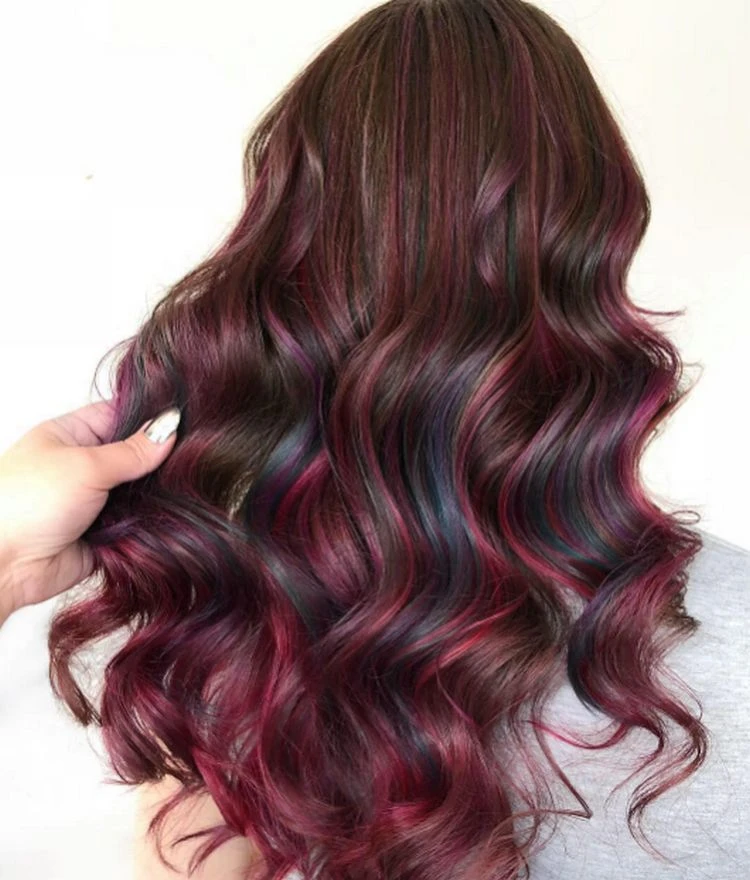 Burgundy Hair liegt im Trend