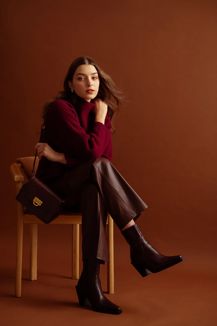 burgundy pullover und klassische ledertasche für den perfekten übergangslook