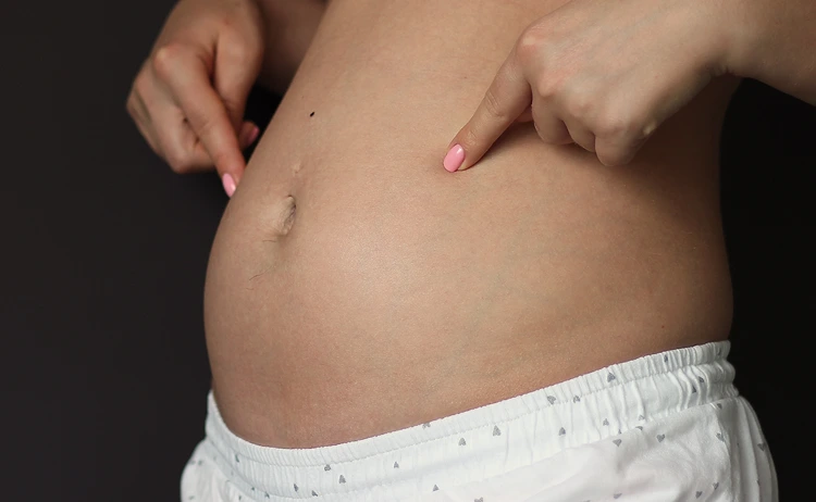 der kleine babybauch im ersten trimester