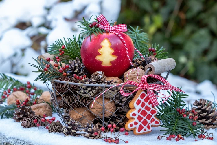 diy dekoidee mit metallkorb für weihnachten