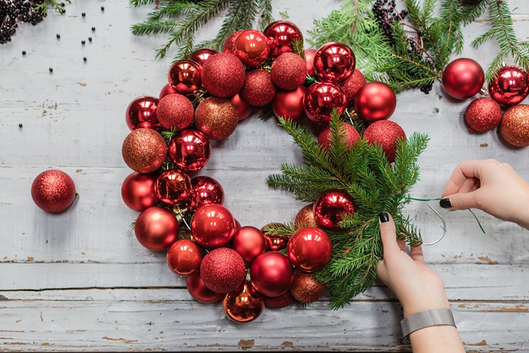 diy türkranz aus weihnachtskugeln