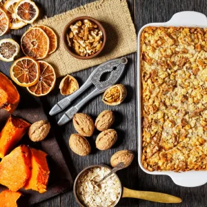 Dump Cake mit Kürbis und Walnüssen backen