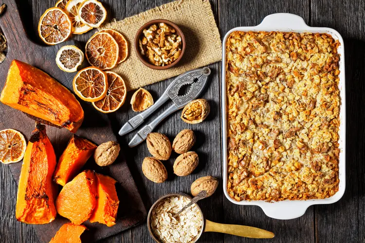 Dump Cake mit Kürbis und Walnüssen backen