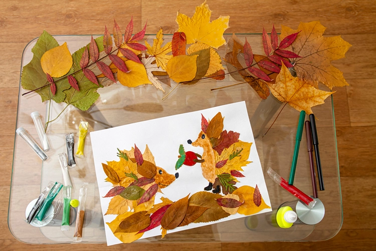 ein herbstliches bild mit igeln und bunten blättern, ideal für kreative kinder