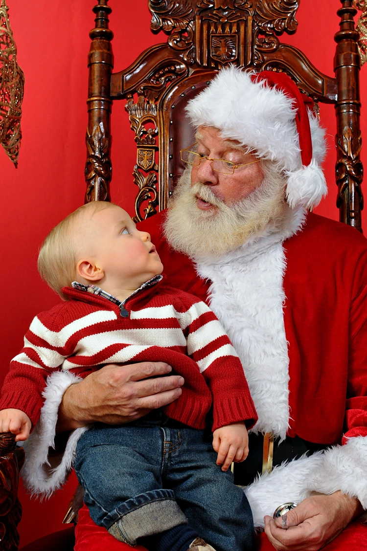 ein süßer moment mit dem weihnachtsmann und baby