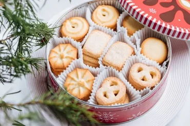 Einfache Butterplätzchen zu Weihnachten backen und zu Glühwein servieren