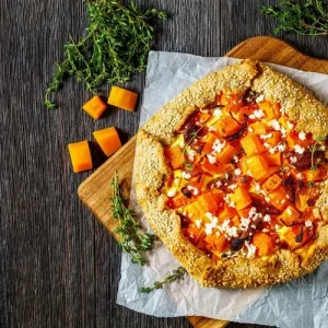 Einfaches Rezept für Kürbis-Galette mit karamellisierten Zwiebeln und Ziegenkäse