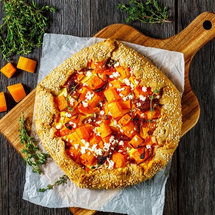 Einfaches Rezept für Kürbis-Galette mit karamellisierten Zwiebeln und Ziegenkäse