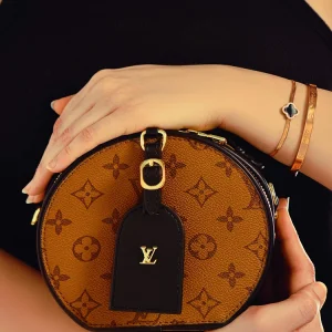 elegant und zeitlos – louis vuitton petite boite chapeau in szene gesetzt