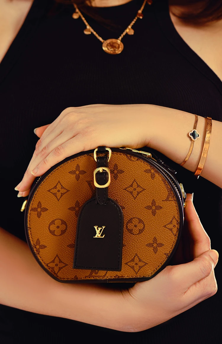 elegant und zeitlos – louis vuitton petite boite chapeau in szene gesetzt