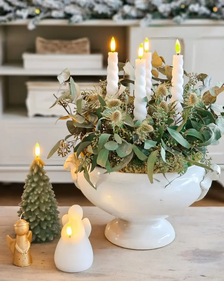 Elegante Adventskranz-Alternative mit Eukalyptus und Trockenblumen in einer Schüssel