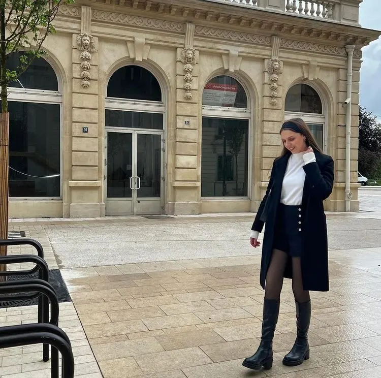 elegante kleidungsstücke in dunkleren farben