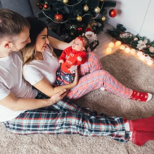 erstes familien weihnachten am baum