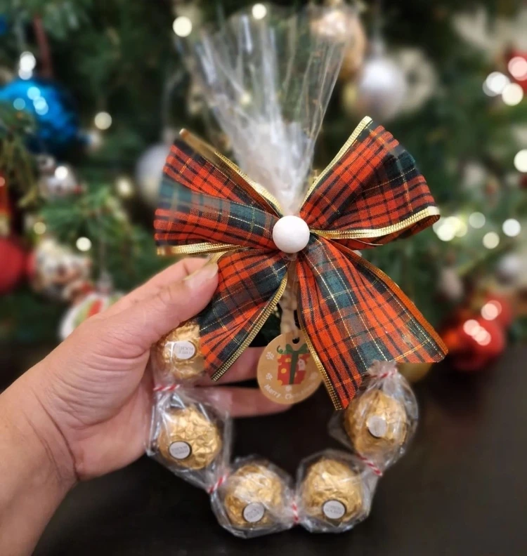 Essbarer Weihnachtskranz aus Ferrero Roche Pralinen