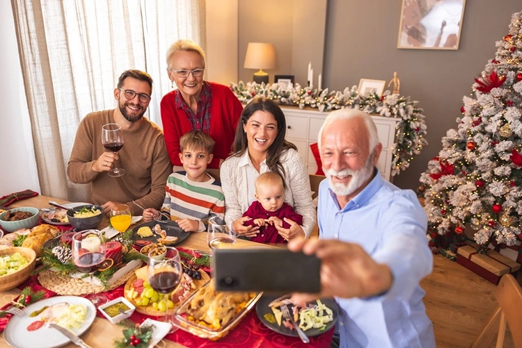 familienzusammenkunft am weihnachtstisch