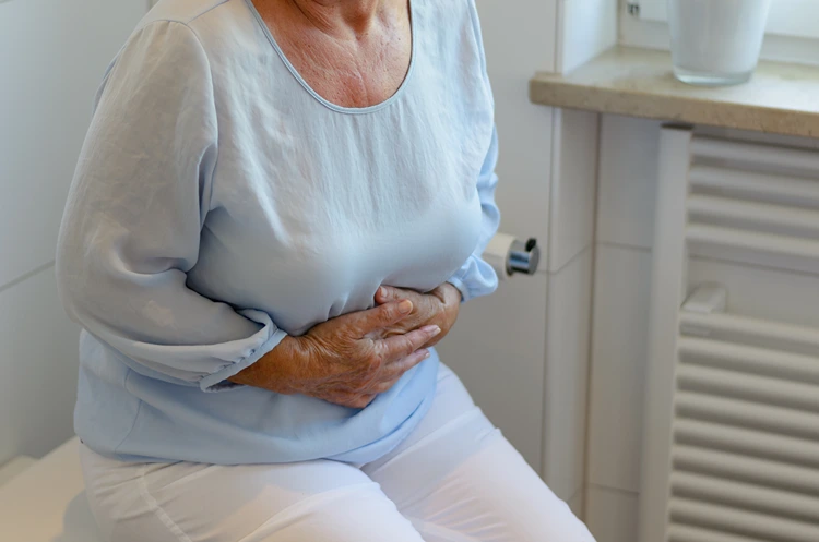 frau mit magenbeschwerden