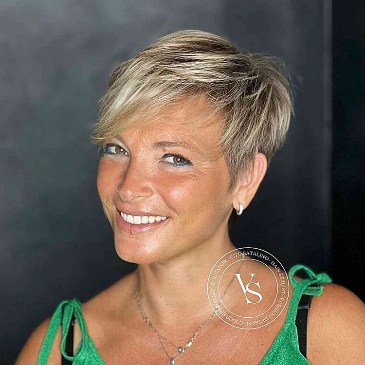 Frecher Pixie Cut mit Seitenscheitel für ältere Damen