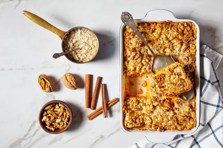 Für den Dump Cake mit Kürbis und Walnüssen bereiten Sie eine Kürbiscreme zu