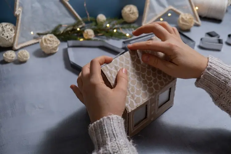 Gestalten Sie ein Haus, das ein Lebkuchenhaus imitiert und mit LED-Kerze leuchtet