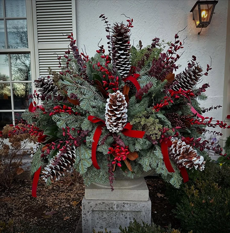 großes statement wintergesteck für den eingangsbereich