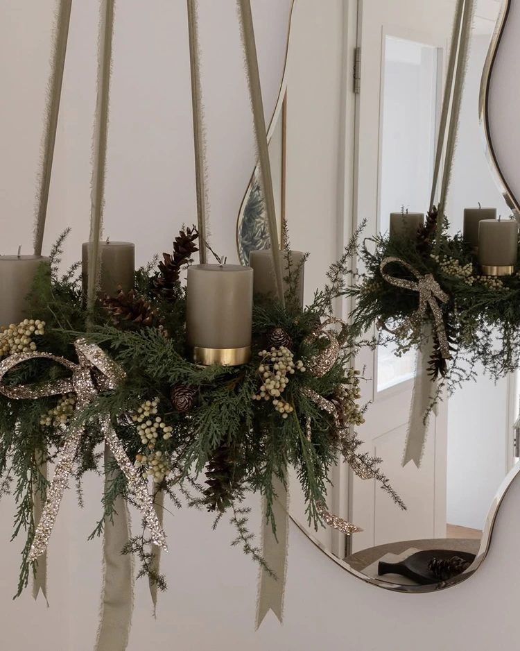 hängender adventskranz mit grauen kerzen