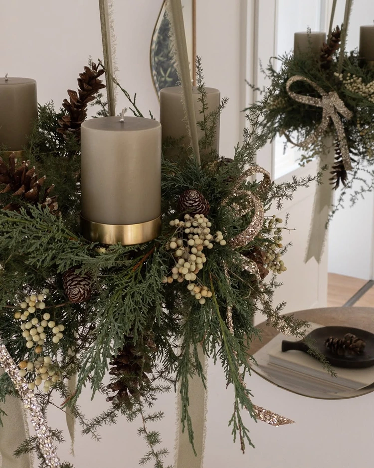 hängender kranz graue kerzen und natürliches grün
