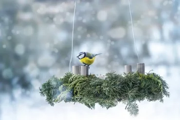 Hängender Adventskranz in Silber oder Grau für draußen als Futterstelle für Vögel