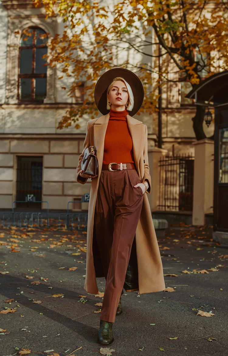 herbst eleganz camel coat und schlapphut für den stilvollen auftritt