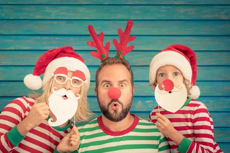 Ideen für lustige Weihnachtsfotos mit der Familie mit Schablonen für Masken