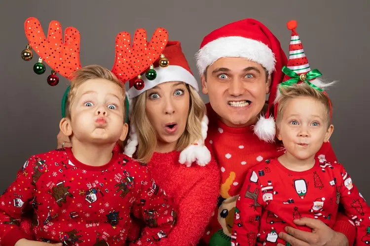 Ideen für lustige Weihnachtsfotos mit der Familie - Weihnachtsoutfits und witzige Grimassen