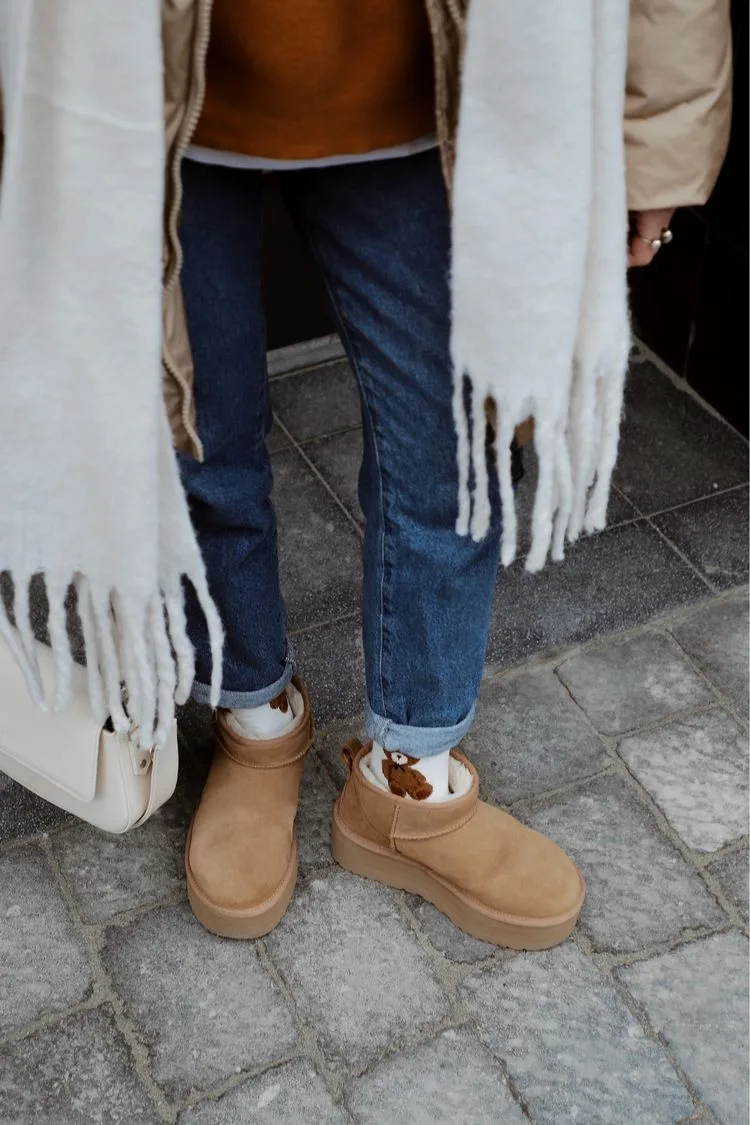 Jeans, UGG-Boots und coole Socken sind ein Hingucker