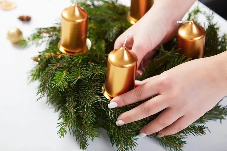 Kerzen auf dem Adventskranz befestigen mit Kerzenhaltern für Stumpenkerzen