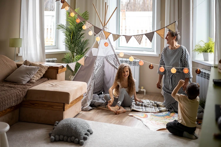 kinder spielen gern im wohnzimmer