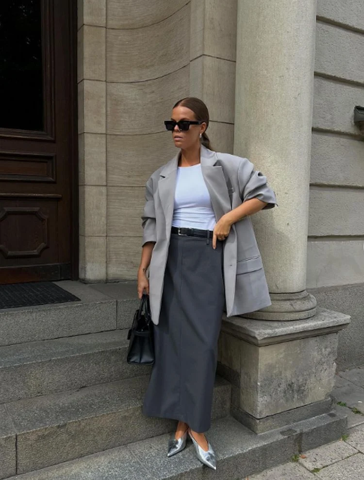 kitten heels, blazer und eleganter rock fürs büro