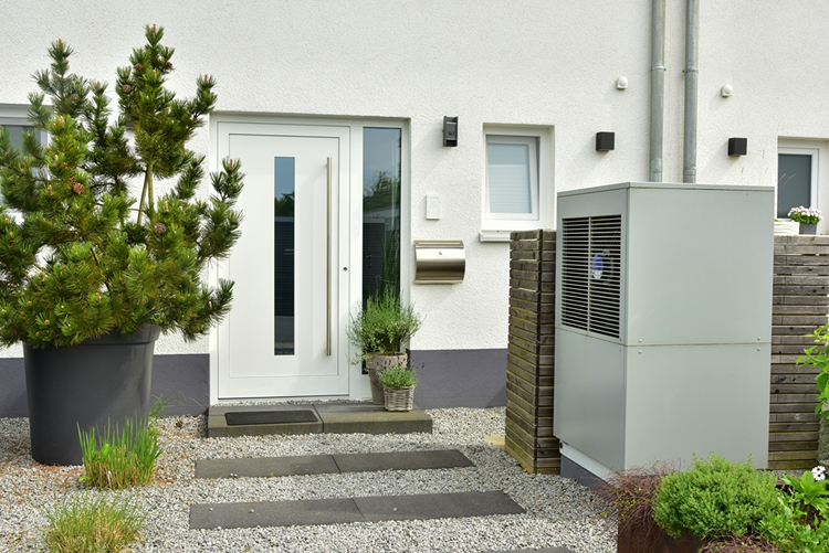 klassische weiße haustür mit vertikalem glaseinsatz